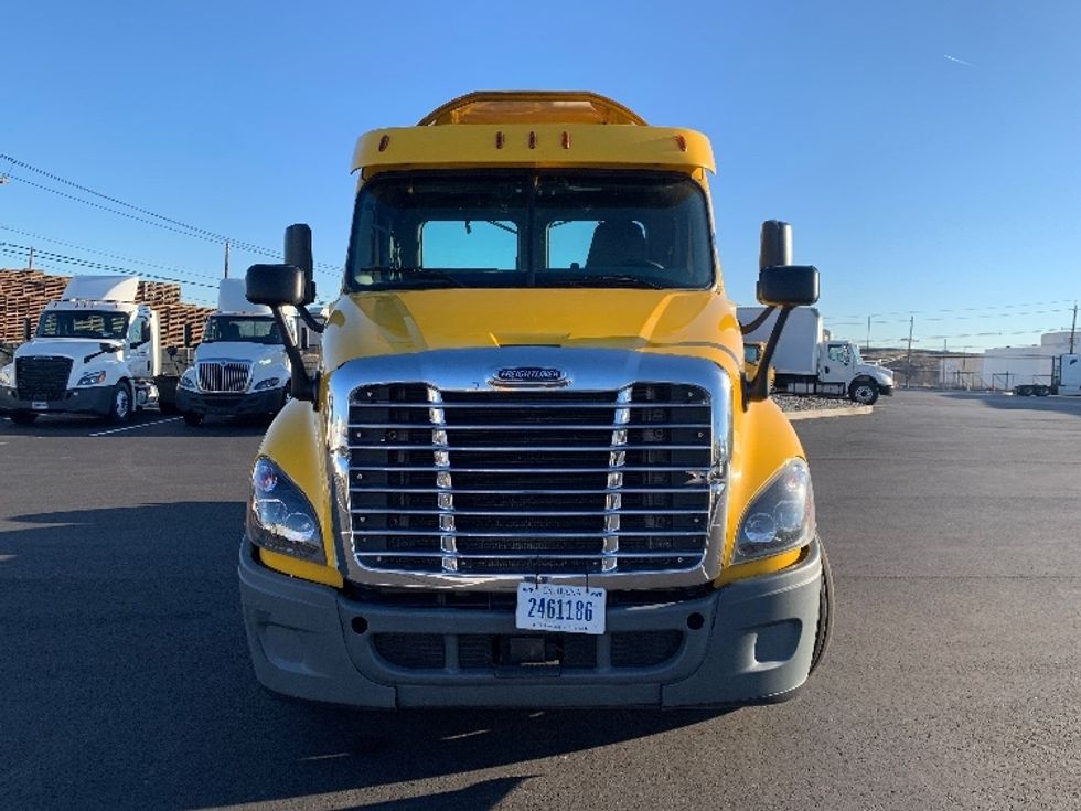 Day Cab Tractor-Heavy Duty Tractors-Freightliner-2018-Cascadia 12564ST-Linden-NJ-236,279\n\t\tmiles-$ 45,750 - Image 2
