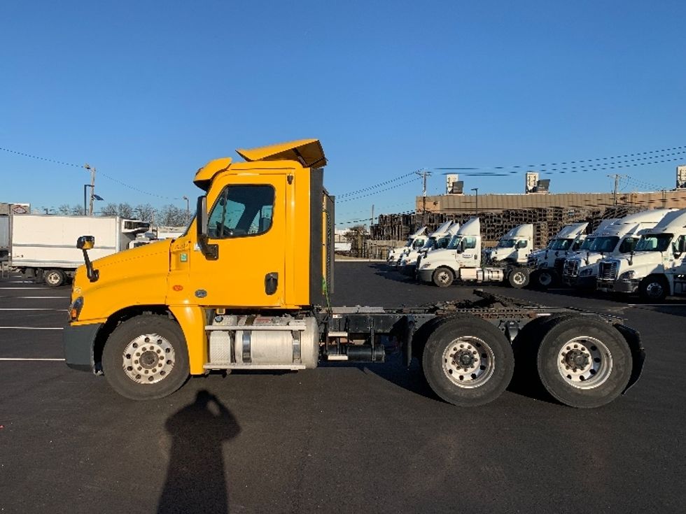 Day Cab Tractor-Heavy Duty Tractors-Freightliner-2018-Cascadia 12564ST-Linden-NJ-236,279\n\t\tmiles-$ 45,750 - Image 4
