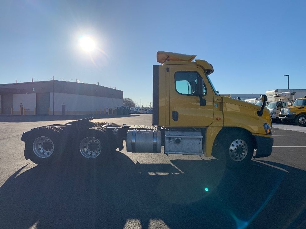 Day Cab Tractor-Heavy Duty Tractors-Freightliner-2018-Cascadia 12564ST-Linden-NJ-236,279\n\t\tmiles-$ 45,750 - Image 8