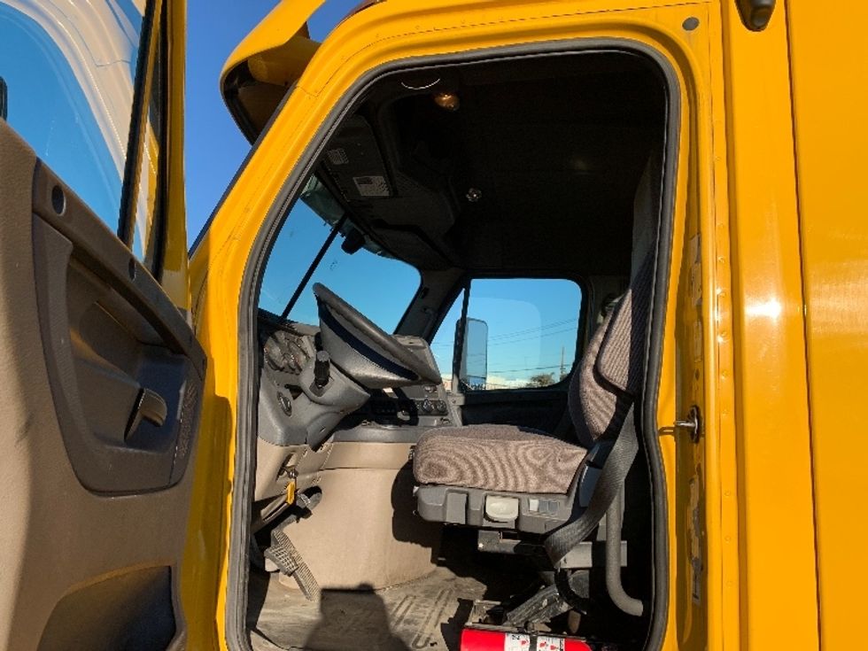 Day Cab Tractor-Heavy Duty Tractors-Freightliner-2018-Cascadia 12564ST-Linden-NJ-236,279\n\t\tmiles-$ 45,750 - Image 9