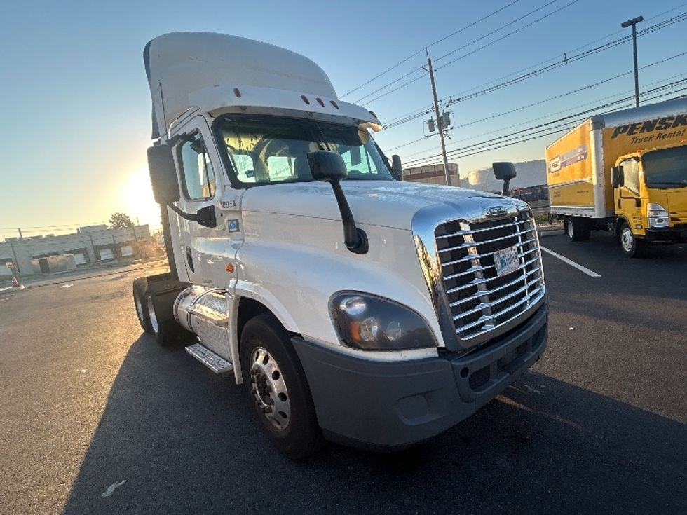 Day Cab Tractor-Heavy Duty Tractors-Freightliner-2018-Cascadia 12564ST-Linden-NJ-269,610\n\t\tmiles-$ 45,000 - Image 1
