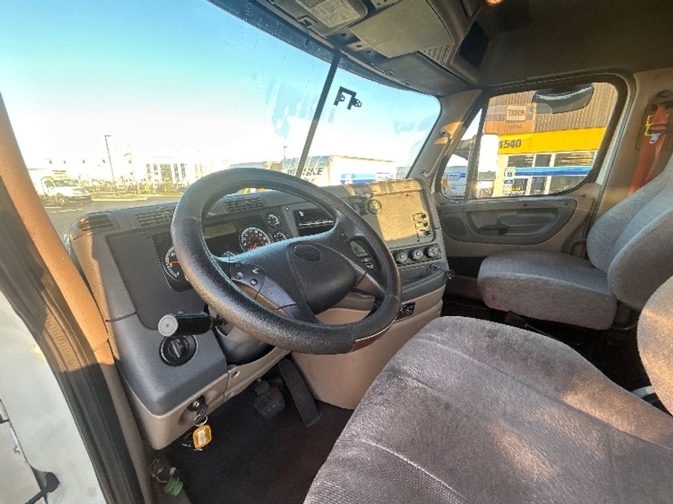 Day Cab Tractor-Heavy Duty Tractors-Freightliner-2018-Cascadia 12564ST-Linden-NJ-269,610\n\t\tmiles-$ 45,000 - Image 10