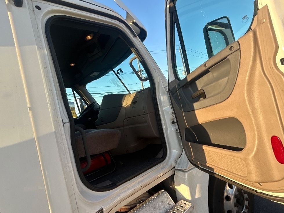 Day Cab Tractor-Heavy Duty Tractors-Freightliner-2018-Cascadia 12564ST-Linden-NJ-269,610\n\t\tmiles-$ 45,000 - Image 12