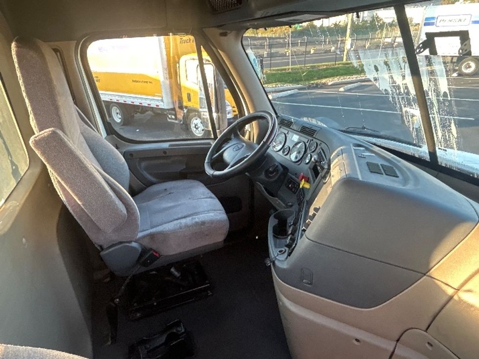 Day Cab Tractor-Heavy Duty Tractors-Freightliner-2018-Cascadia 12564ST-Linden-NJ-269,610\n\t\tmiles-$ 45,000 - Image 14