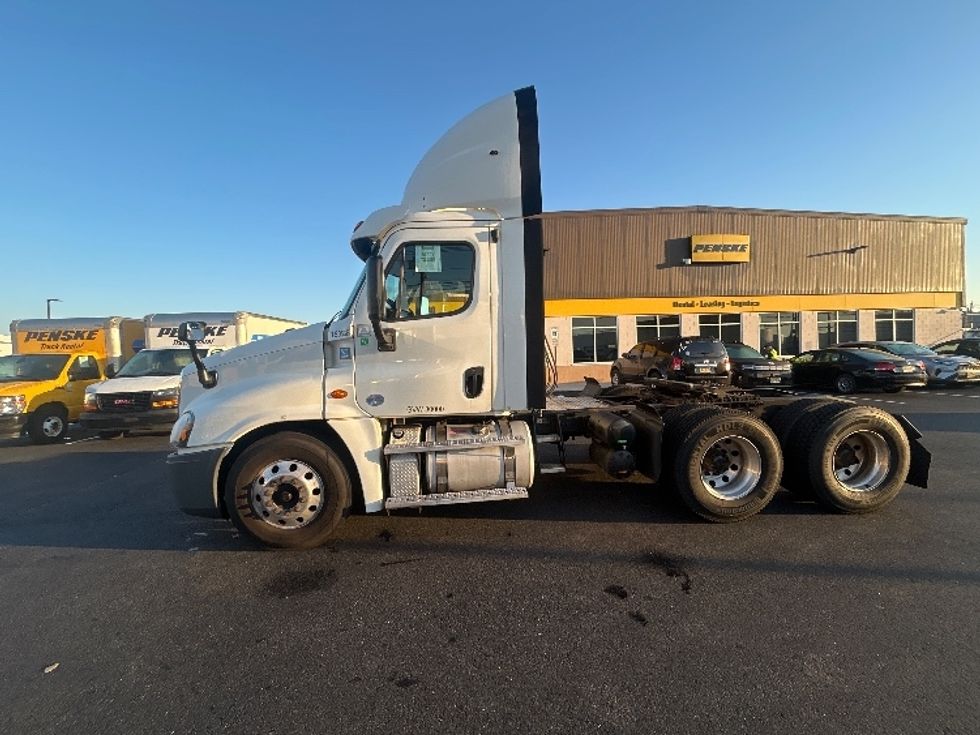 Day Cab Tractor-Heavy Duty Tractors-Freightliner-2018-Cascadia 12564ST-Linden-NJ-269,610\n\t\tmiles-$ 45,000 - Image 4