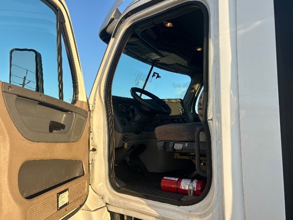 Day Cab Tractor-Heavy Duty Tractors-Freightliner-2018-Cascadia 12564ST-Linden-NJ-269,610\n\t\tmiles-$ 45,000 - Image 9