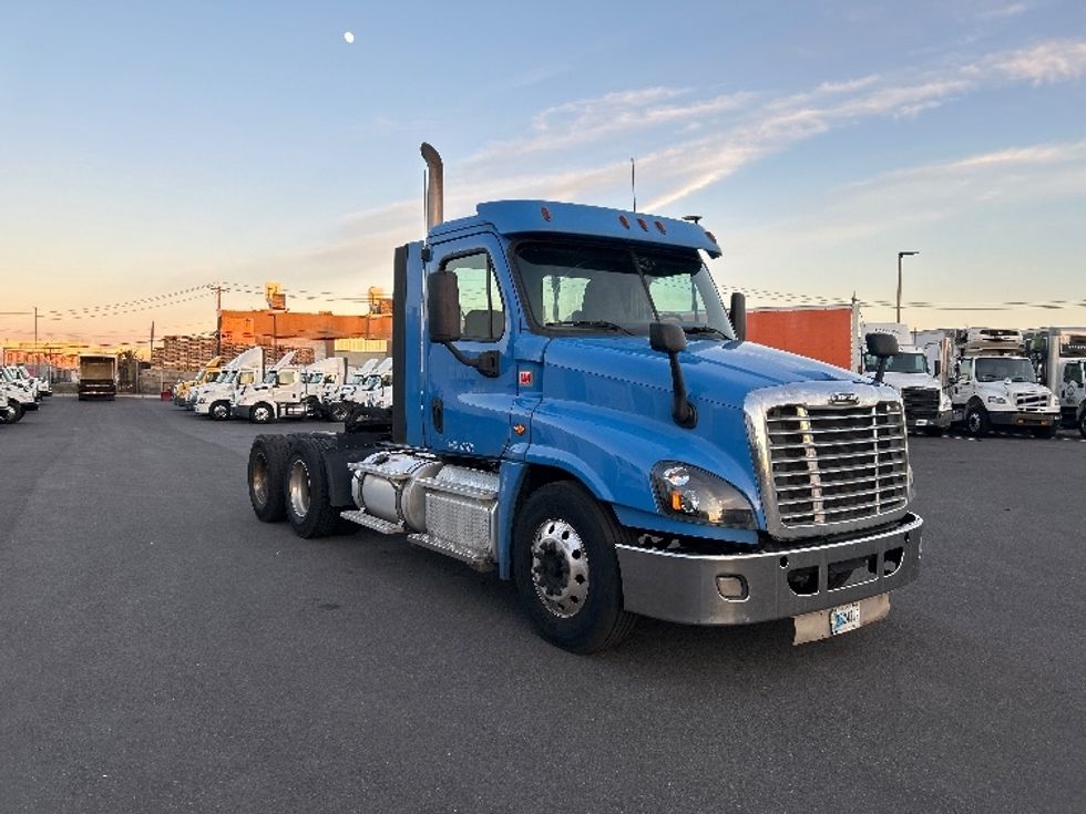 Day Cab Tractor-Heavy Duty Tractors-Freightliner-2018-Cascadia 12564ST-Linden-NJ-306,253\n\t\tmiles-$ 41,750 - Image 1
