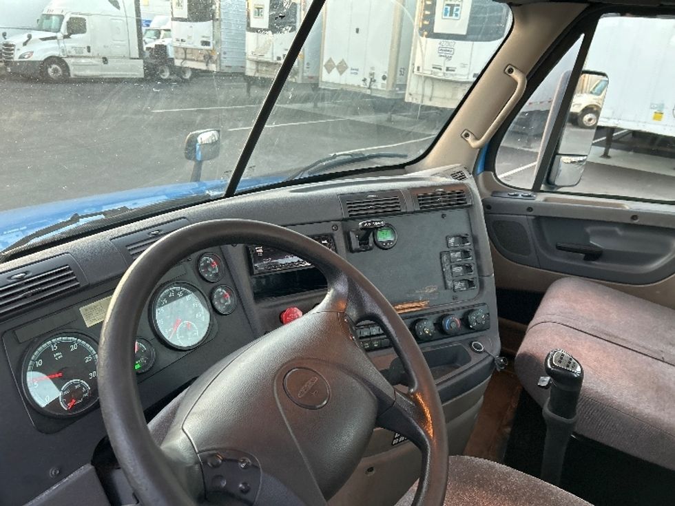 Day Cab Tractor-Heavy Duty Tractors-Freightliner-2018-Cascadia 12564ST-Linden-NJ-306,253\n\t\tmiles-$ 41,750 - Image 10
