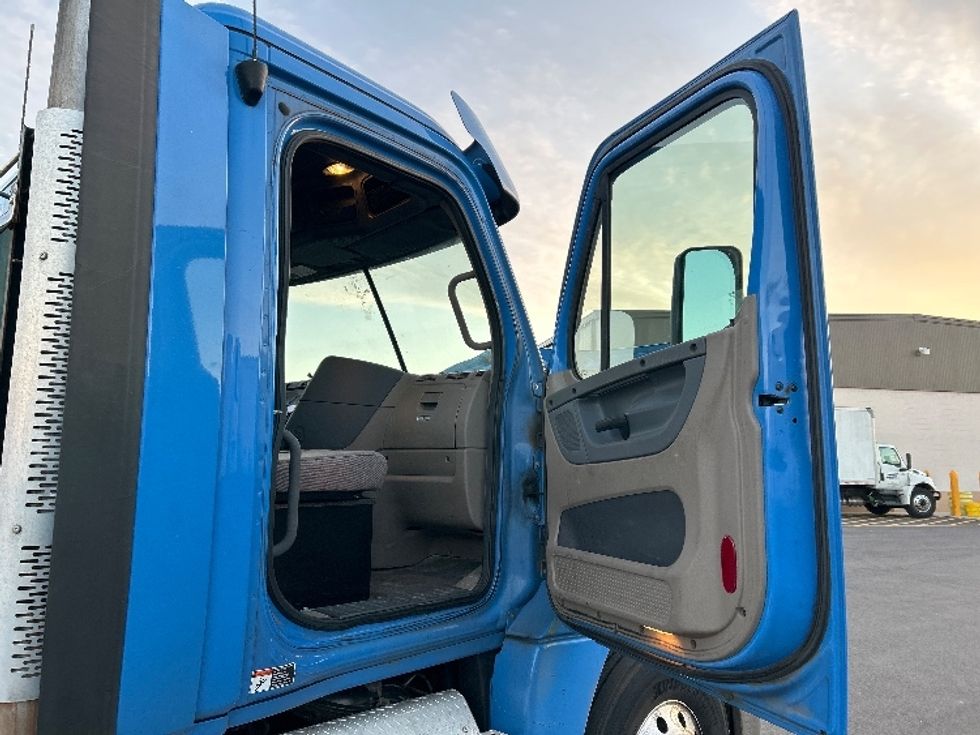 Day Cab Tractor-Heavy Duty Tractors-Freightliner-2018-Cascadia 12564ST-Linden-NJ-306,253\n\t\tmiles-$ 41,750 - Image 12