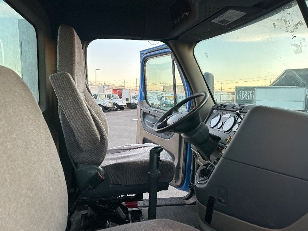 Day Cab Tractor-Heavy Duty Tractors-Freightliner-2018-Cascadia 12564ST-Linden-NJ-306,253\n\t\tmiles-$ 41,750 - Image 14