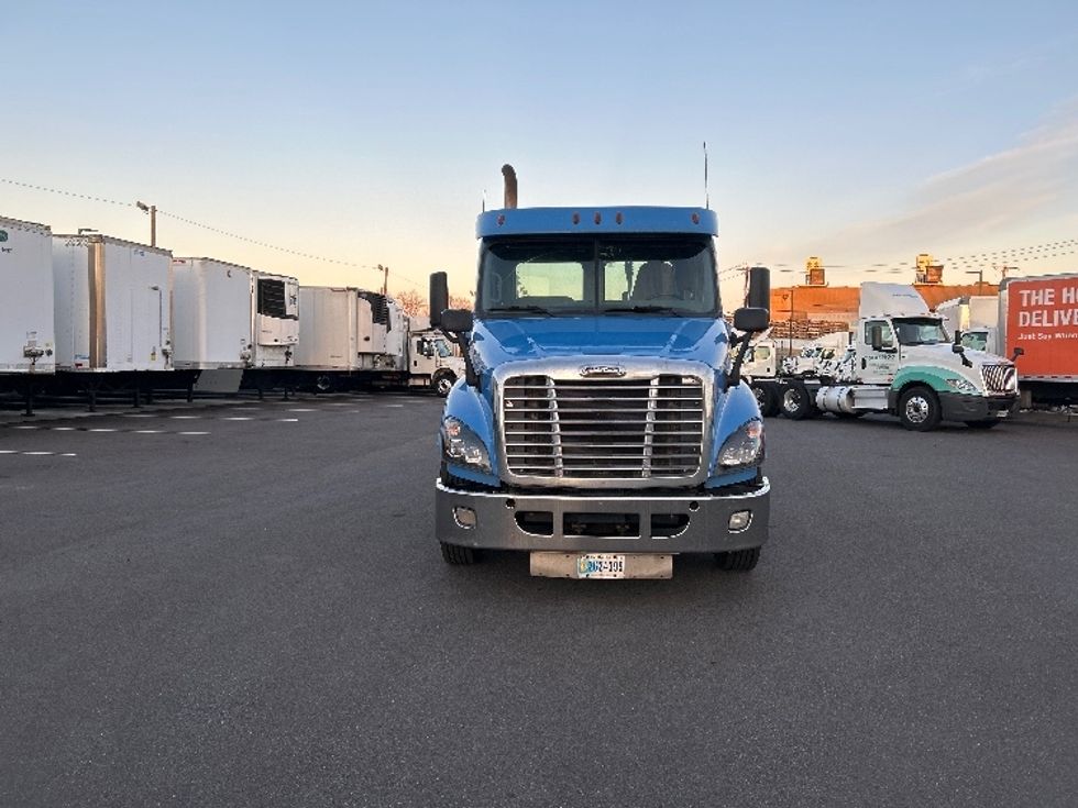 Day Cab Tractor-Heavy Duty Tractors-Freightliner-2018-Cascadia 12564ST-Linden-NJ-306,253\n\t\tmiles-$ 41,750 - Image 2