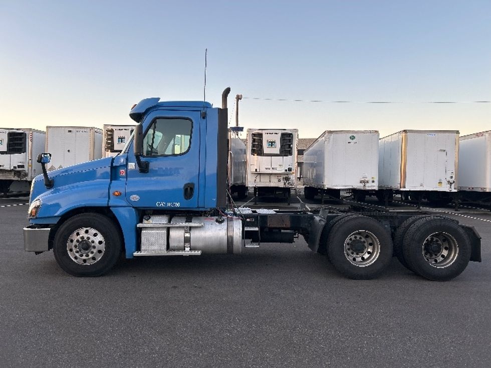 Day Cab Tractor-Heavy Duty Tractors-Freightliner-2018-Cascadia 12564ST-Linden-NJ-306,253\n\t\tmiles-$ 41,750 - Image 4
