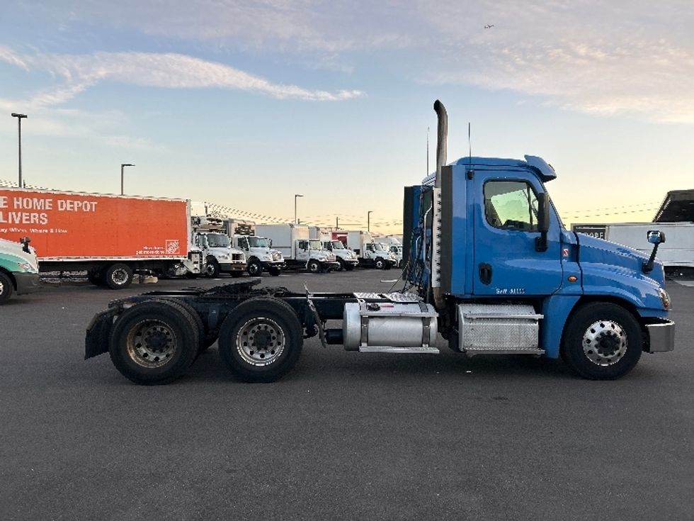 Day Cab Tractor-Heavy Duty Tractors-Freightliner-2018-Cascadia 12564ST-Linden-NJ-306,253\n\t\tmiles-$ 41,750 - Image 8