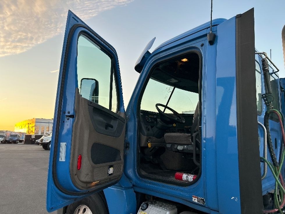 Day Cab Tractor-Heavy Duty Tractors-Freightliner-2018-Cascadia 12564ST-Linden-NJ-306,253\n\t\tmiles-$ 41,750 - Image 9