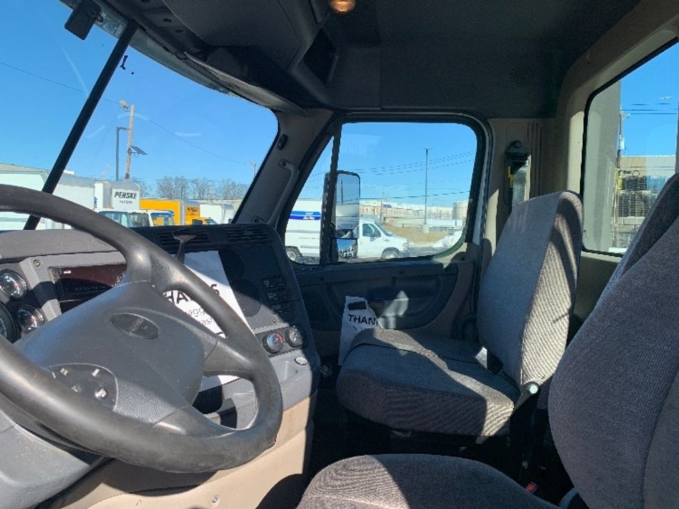 Day Cab Tractor-Heavy Duty Tractors-Freightliner-2018-Cascadia 12564ST-Linden-NJ-327,425\n\t\tmiles-$ 41,750 - Image 10