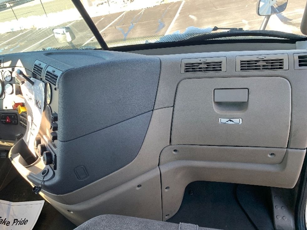 Day Cab Tractor-Heavy Duty Tractors-Freightliner-2018-Cascadia 12564ST-Linden-NJ-327,425\n\t\tmiles-$ 41,750 - Image 13