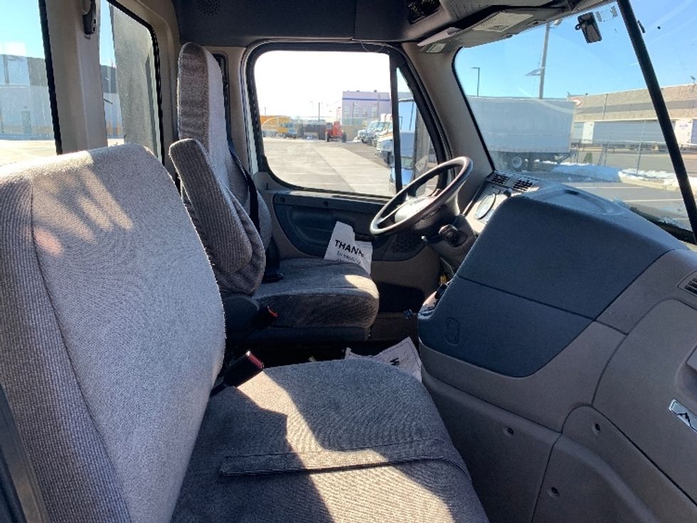 Day Cab Tractor-Heavy Duty Tractors-Freightliner-2018-Cascadia 12564ST-Linden-NJ-327,425\n\t\tmiles-$ 41,750 - Image 14