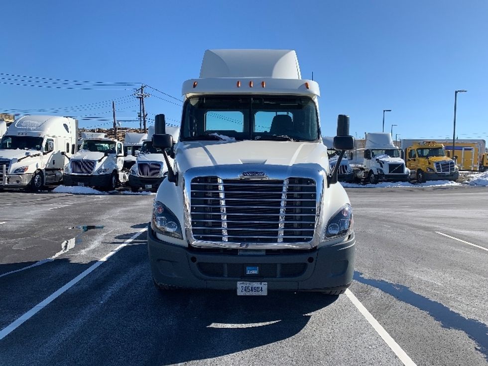 Day Cab Tractor-Heavy Duty Tractors-Freightliner-2018-Cascadia 12564ST-Linden-NJ-327,425\n\t\tmiles-$ 41,750 - Image 2