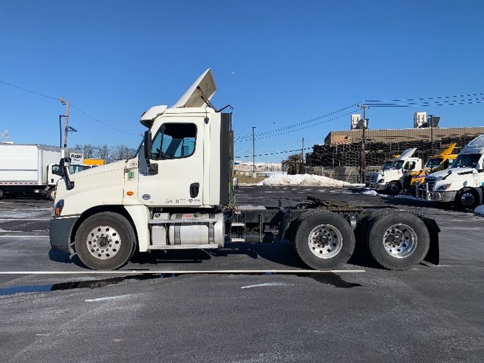 Day Cab Tractor-Heavy Duty Tractors-Freightliner-2018-Cascadia 12564ST-Linden-NJ-327,425\n\t\tmiles-$ 41,750 - Image 4