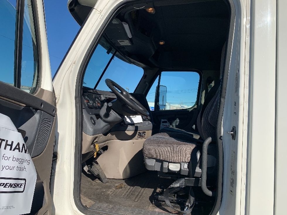 Day Cab Tractor-Heavy Duty Tractors-Freightliner-2018-Cascadia 12564ST-Linden-NJ-327,425\n\t\tmiles-$ 41,750 - Image 9