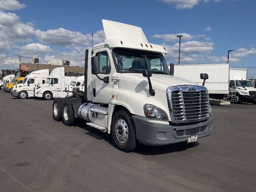 Day Cab Tractor-Heavy Duty Tractors-Freightliner-2018-Cascadia 12564ST-Linden-NJ-330,468\n\t\tmiles-$ 46,750 - Image 1
