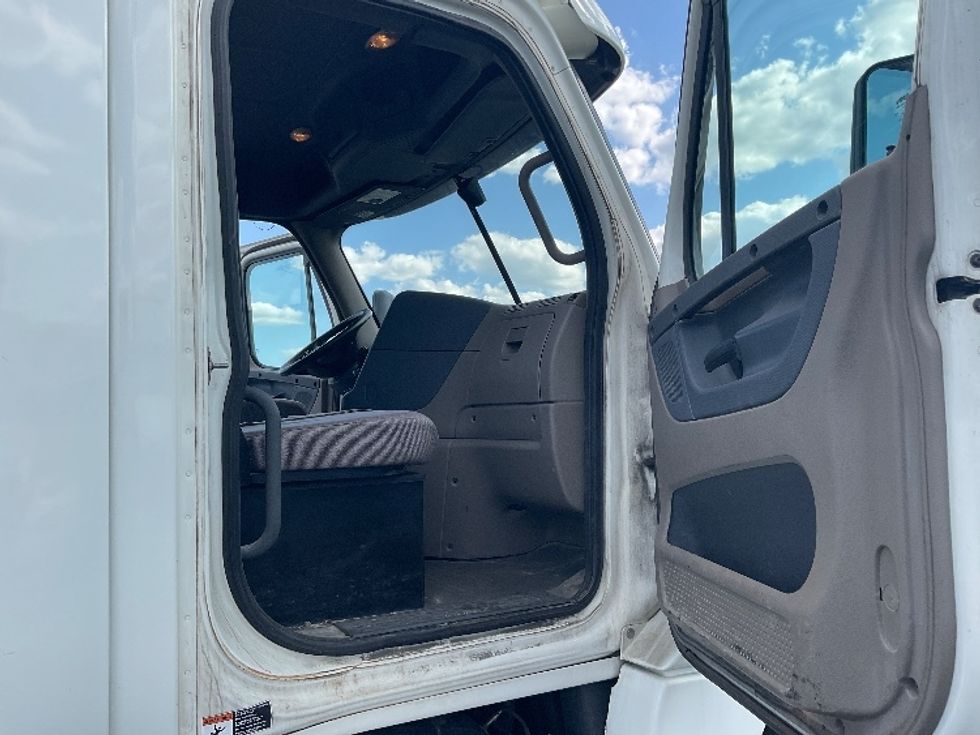 Day Cab Tractor-Heavy Duty Tractors-Freightliner-2018-Cascadia 12564ST-Linden-NJ-330,468\n\t\tmiles-$ 46,750 - Image 10