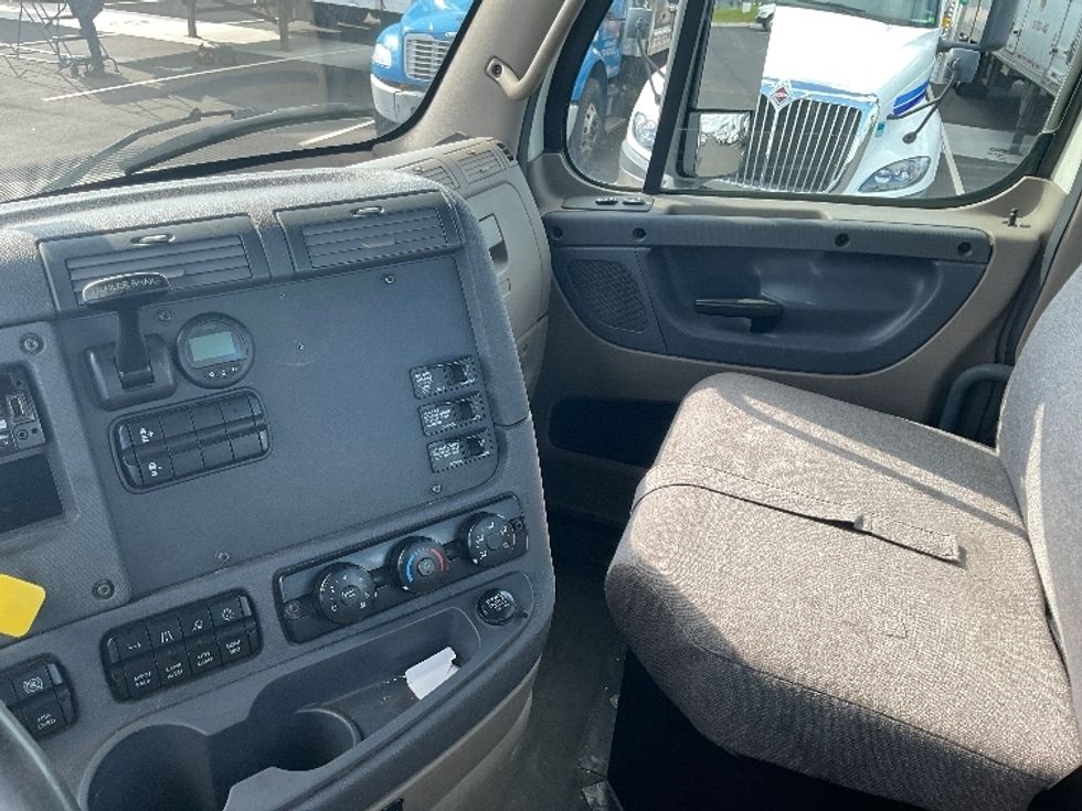 Day Cab Tractor-Heavy Duty Tractors-Freightliner-2018-Cascadia 12564ST-Linden-NJ-330,468\n\t\tmiles-$ 46,750 - Image 12