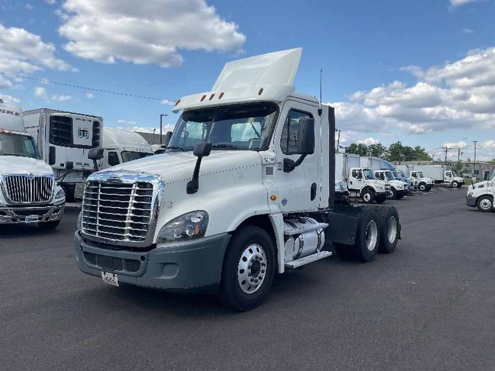 Day Cab Tractor-Heavy Duty Tractors-Freightliner-2018-Cascadia 12564ST-Linden-NJ-330,468\n\t\tmiles-$ 46,750 - Image 3