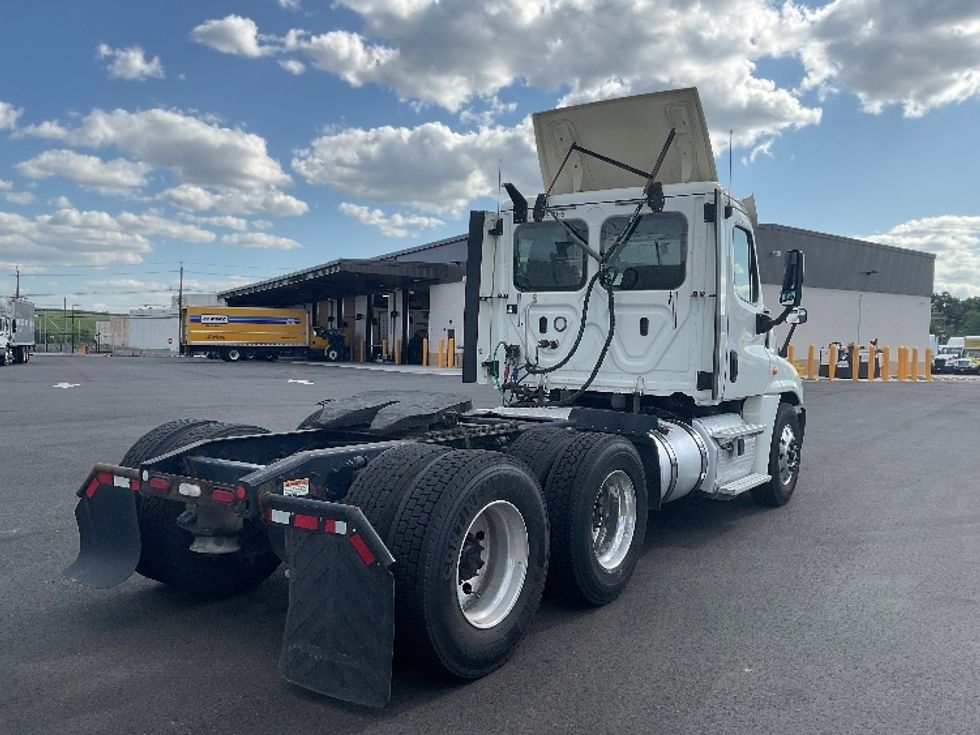 Day Cab Tractor-Heavy Duty Tractors-Freightliner-2018-Cascadia 12564ST-Linden-NJ-330,468\n\t\tmiles-$ 46,750 - Image 7
