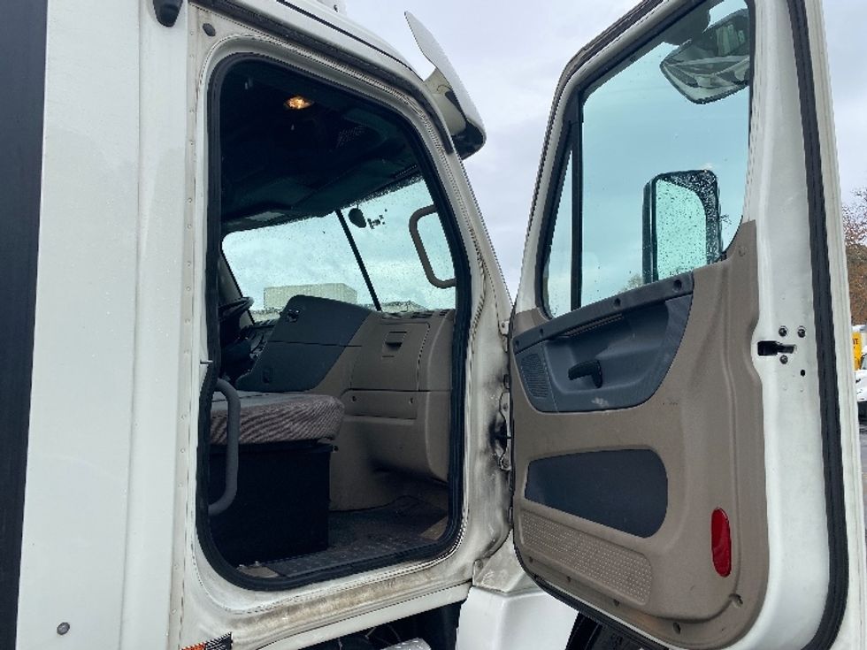 Day Cab Tractor-Heavy Duty Tractors-Freightliner-2018-Cascadia 12564ST-Lithia Springs-GA-345,348\n\t\tmiles-$ 44,000 - Image 12