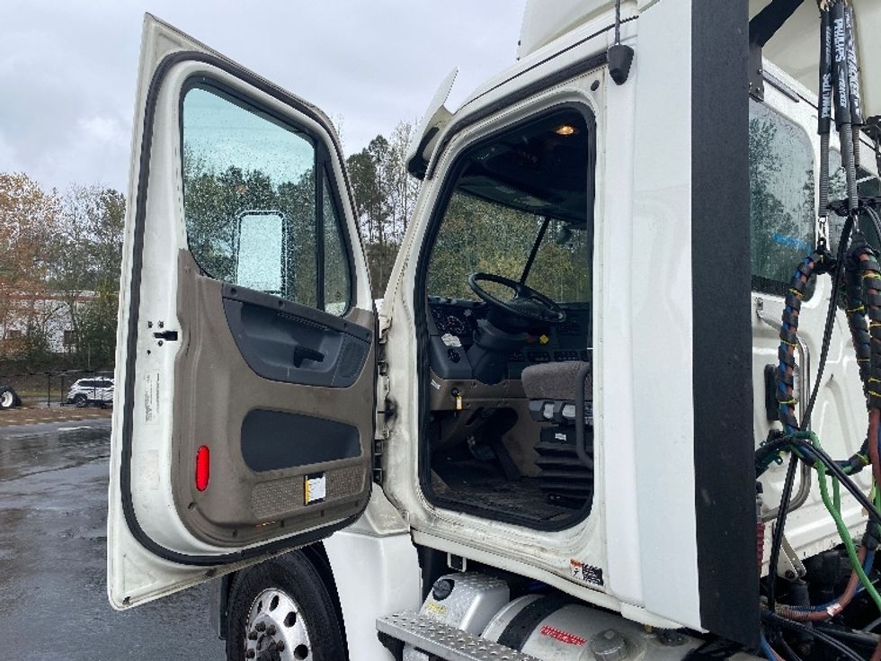 Day Cab Tractor-Heavy Duty Tractors-Freightliner-2018-Cascadia 12564ST-Lithia Springs-GA-345,348\n\t\tmiles-$ 44,000 - Image 9
