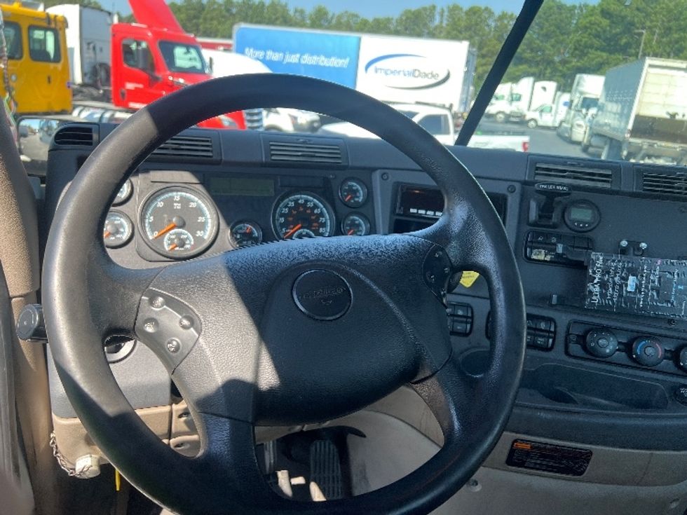 Day Cab Tractor-Heavy Duty Tractors-Freightliner-2018-Cascadia 12564ST-Lithia Springs-GA-401,150\n\t\tmiles-$ 32,500 - Image 11