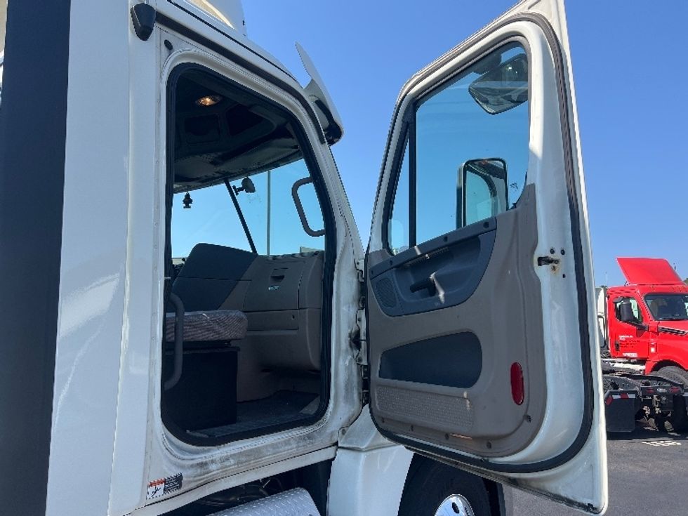 Day Cab Tractor-Heavy Duty Tractors-Freightliner-2018-Cascadia 12564ST-Lithia Springs-GA-401,150\n\t\tmiles-$ 32,500 - Image 12