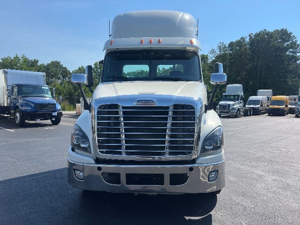 Day Cab Tractor-Heavy Duty Tractors-Freightliner-2018-Cascadia 12564ST-Lithia Springs-GA-401,150\n\t\tmiles-$ 32,500 - Image 2