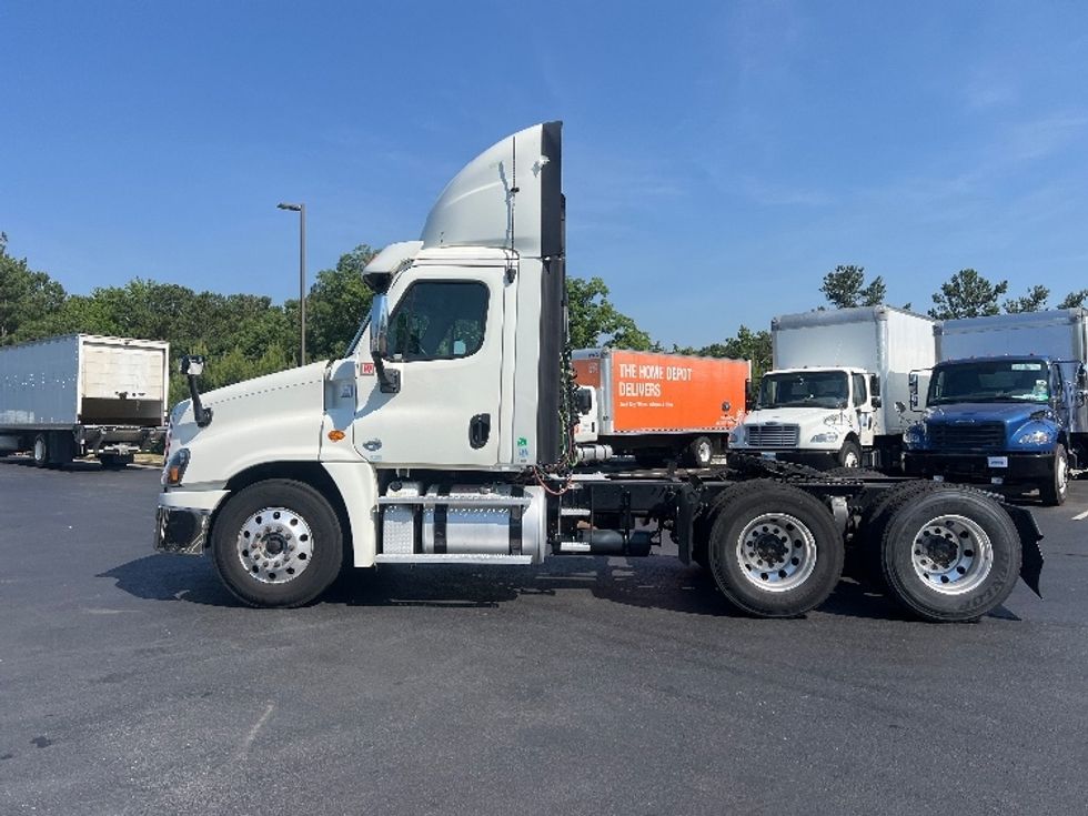 Day Cab Tractor-Heavy Duty Tractors-Freightliner-2018-Cascadia 12564ST-Lithia Springs-GA-401,150\n\t\tmiles-$ 32,500 - Image 4