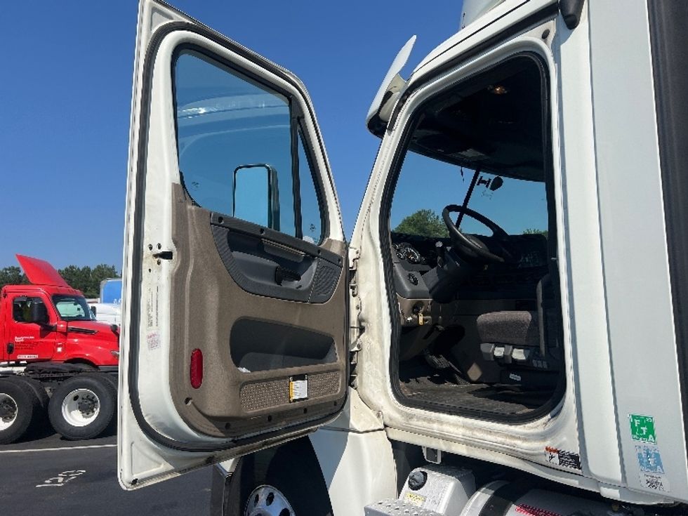 Day Cab Tractor-Heavy Duty Tractors-Freightliner-2018-Cascadia 12564ST-Lithia Springs-GA-401,150\n\t\tmiles-$ 32,500 - Image 9