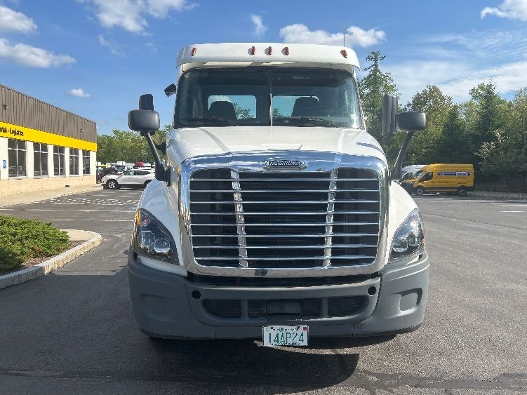 2018 Freightliner Cascadia 125" Sleeper Cab photo 2