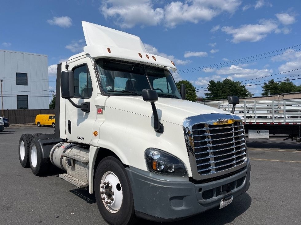 Day Cab Tractor-Heavy Duty Tractors-Freightliner-2018-Cascadia 12564ST-Londonderry-NH-275,312\n\t\tmiles-$ 46,000 - Image 1