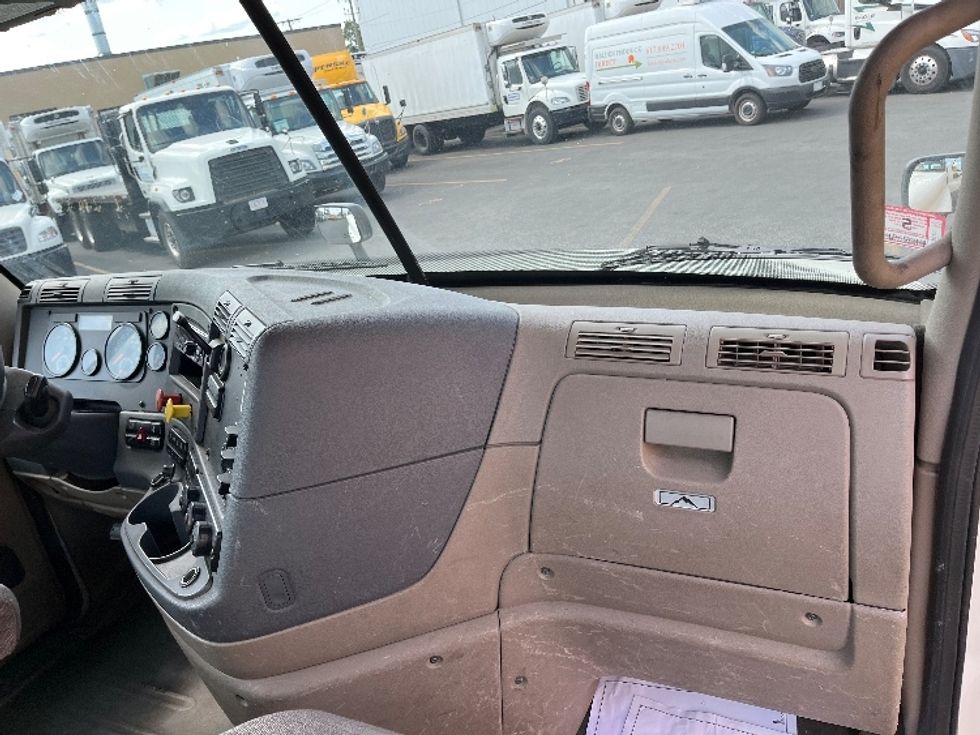 Day Cab Tractor-Heavy Duty Tractors-Freightliner-2018-Cascadia 12564ST-Londonderry-NH-275,312\n\t\tmiles-$ 46,000 - Image 13