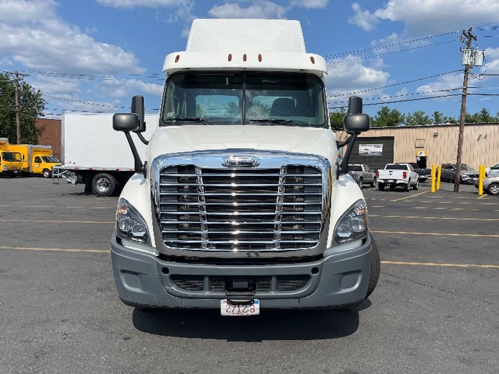 Day Cab Tractor-Heavy Duty Tractors-Freightliner-2018-Cascadia 12564ST-Londonderry-NH-275,312\n\t\tmiles-$ 46,000 - Image 2