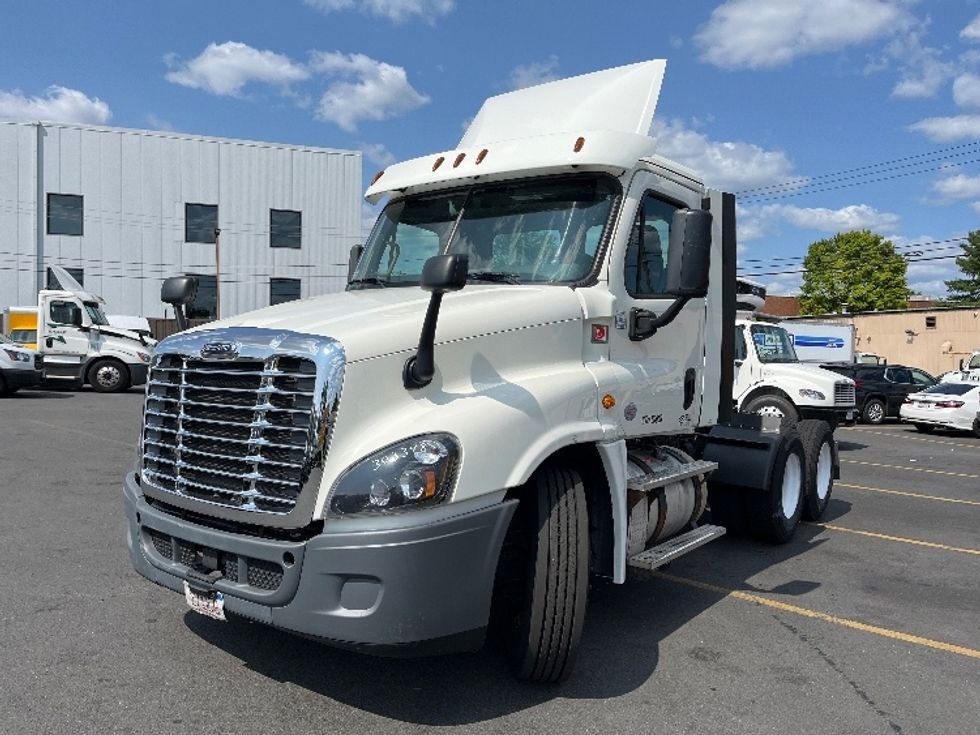 Day Cab Tractor-Heavy Duty Tractors-Freightliner-2018-Cascadia 12564ST-Londonderry-NH-275,312\n\t\tmiles-$ 46,000 - Image 3