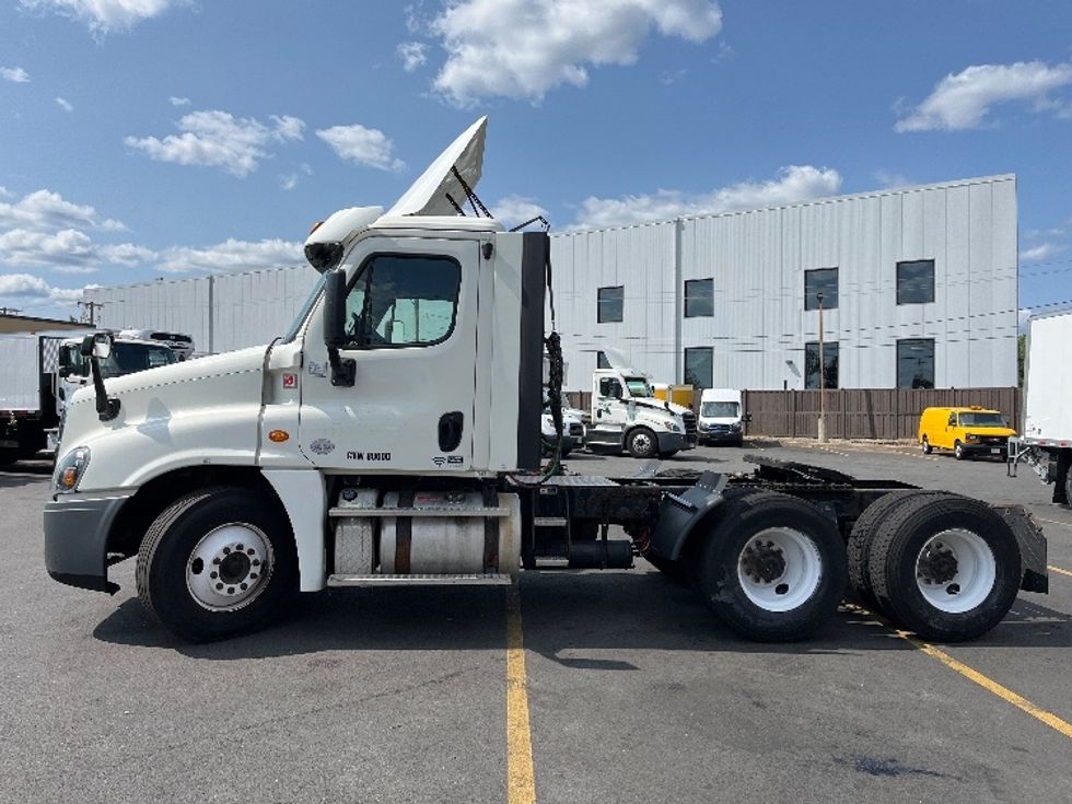 Day Cab Tractor-Heavy Duty Tractors-Freightliner-2018-Cascadia 12564ST-Londonderry-NH-275,312\n\t\tmiles-$ 46,000 - Image 4