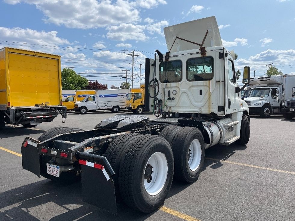 Day Cab Tractor-Heavy Duty Tractors-Freightliner-2018-Cascadia 12564ST-Londonderry-NH-275,312\n\t\tmiles-$ 46,000 - Image 7