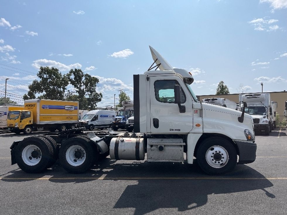 Day Cab Tractor-Heavy Duty Tractors-Freightliner-2018-Cascadia 12564ST-Londonderry-NH-275,312\n\t\tmiles-$ 46,000 - Image 8