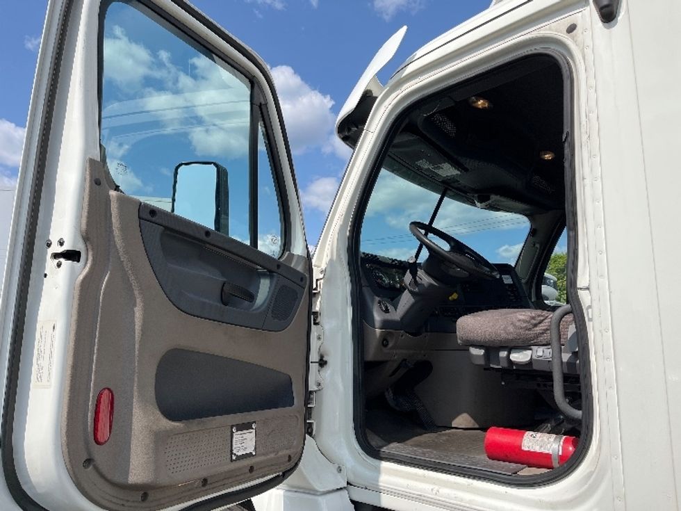 Day Cab Tractor-Heavy Duty Tractors-Freightliner-2018-Cascadia 12564ST-Londonderry-NH-275,312\n\t\tmiles-$ 46,000 - Image 9