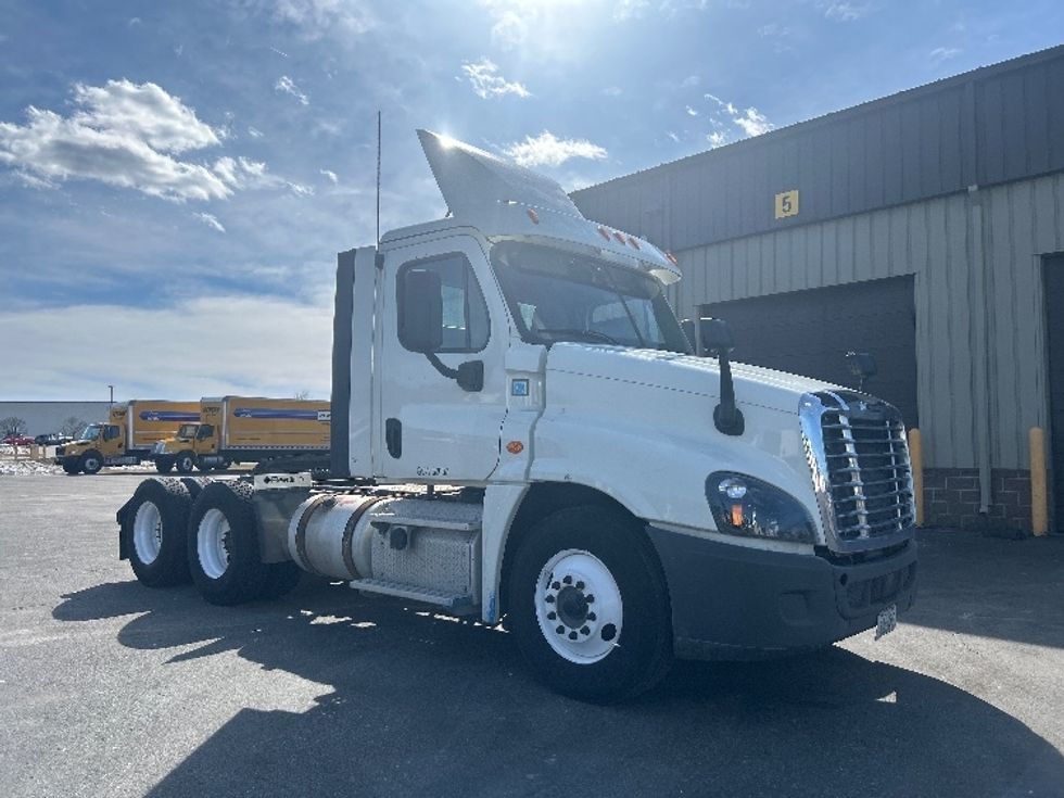 Day Cab Tractor-Heavy Duty Tractors-Freightliner-2018-Cascadia 12564ST-Londonderry-NH-282,201\n\t\tmiles-$ 39,000 - Image 1