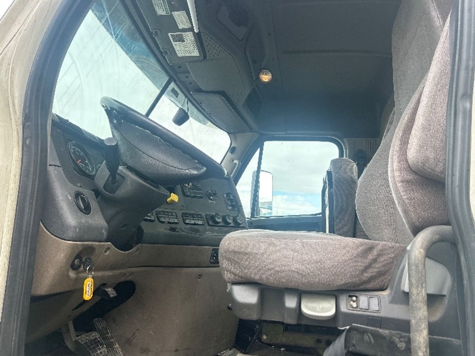 Day Cab Tractor-Heavy Duty Tractors-Freightliner-2018-Cascadia 12564ST-Londonderry-NH-282,201\n\t\tmiles-$ 39,000 - Image 10