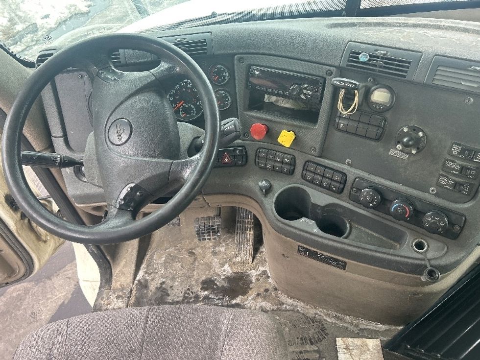 Day Cab Tractor-Heavy Duty Tractors-Freightliner-2018-Cascadia 12564ST-Londonderry-NH-282,201\n\t\tmiles-$ 39,000 - Image 11