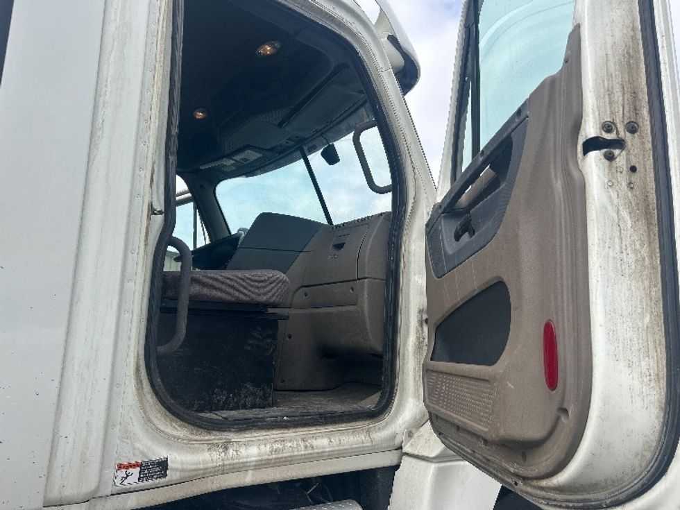 Day Cab Tractor-Heavy Duty Tractors-Freightliner-2018-Cascadia 12564ST-Londonderry-NH-282,201\n\t\tmiles-$ 39,000 - Image 12