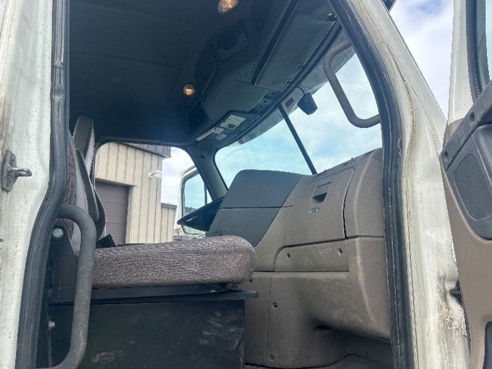 Day Cab Tractor-Heavy Duty Tractors-Freightliner-2018-Cascadia 12564ST-Londonderry-NH-282,201\n\t\tmiles-$ 39,000 - Image 14